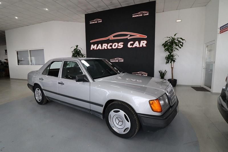 Cinza Usado 1995 Mercedes C200 Classic Sedan | € 4.900 - Imagem 1/4