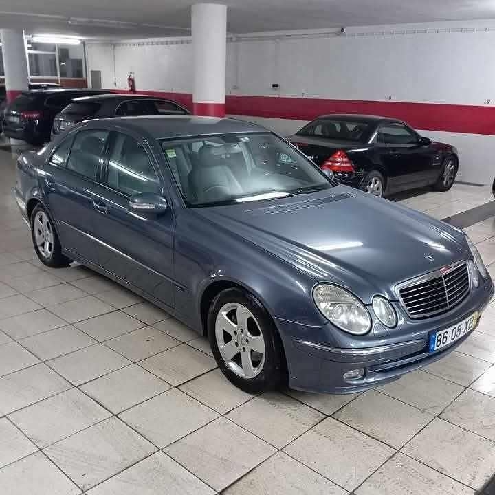 Azul Usado 2004 Mercedes E220 Sedan | € 5.800 (Super Preço) - Imagem 1/4