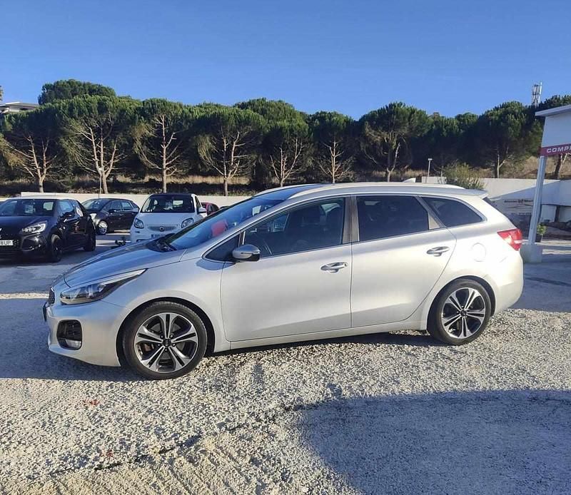 Usado Kia Ceed 136 HP (100 kW) 2018 Cinzento Citadino