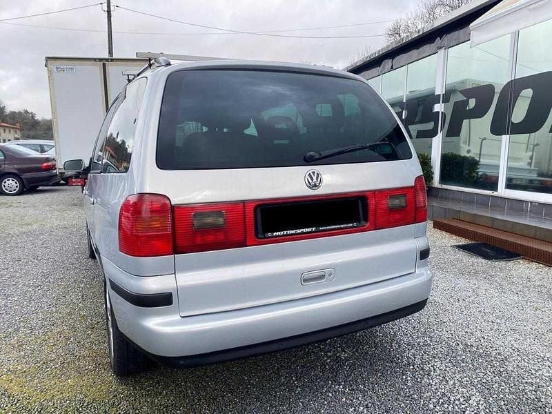 Usado VW Sharan 115 HP (84 kW) 2002 Cinzento Monovolume
