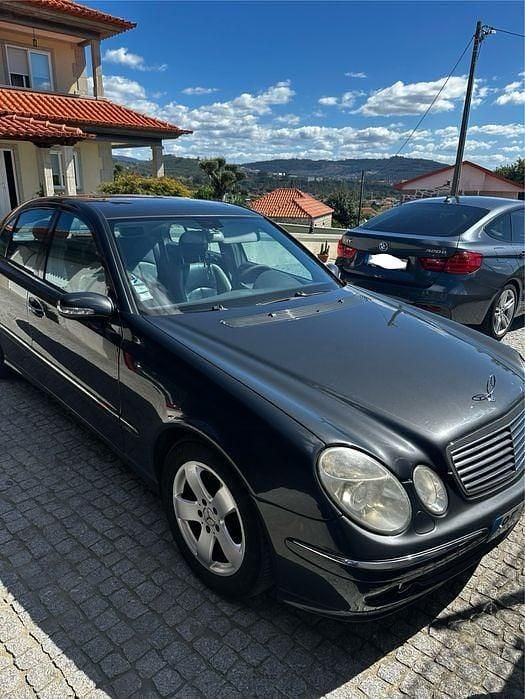 Usado 2003 Mercedes E220 Sedan | € 7.000 - Imagem 1/4