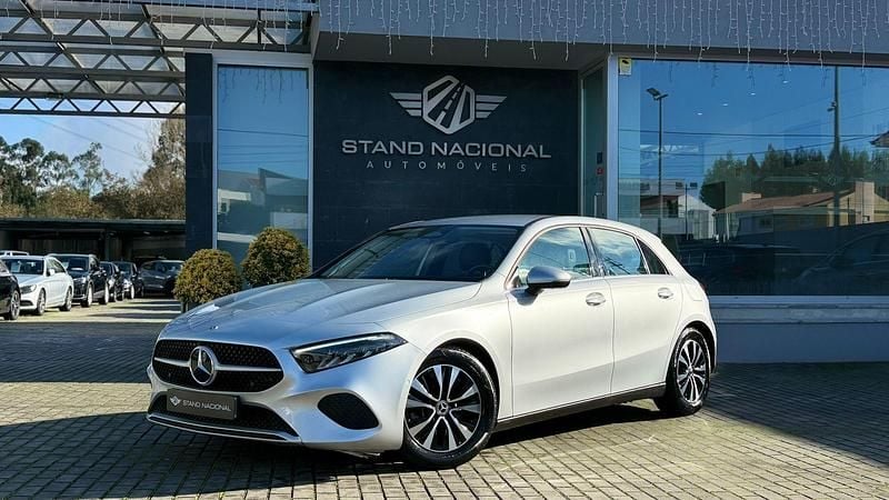 Cinza Usado 2023 Mercedes A200 Style Sedan | € 27.800 - Imagem 1/4