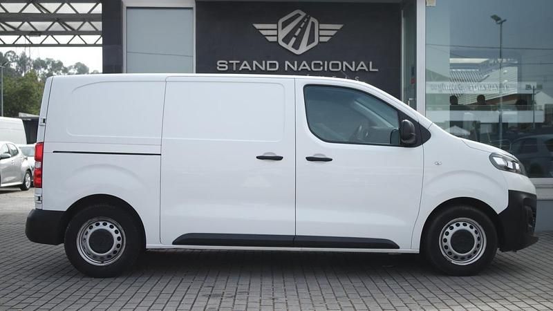 Usado Opel Vivaro Essentia 102 HP (75 kW) 2022 Branco Monovolume