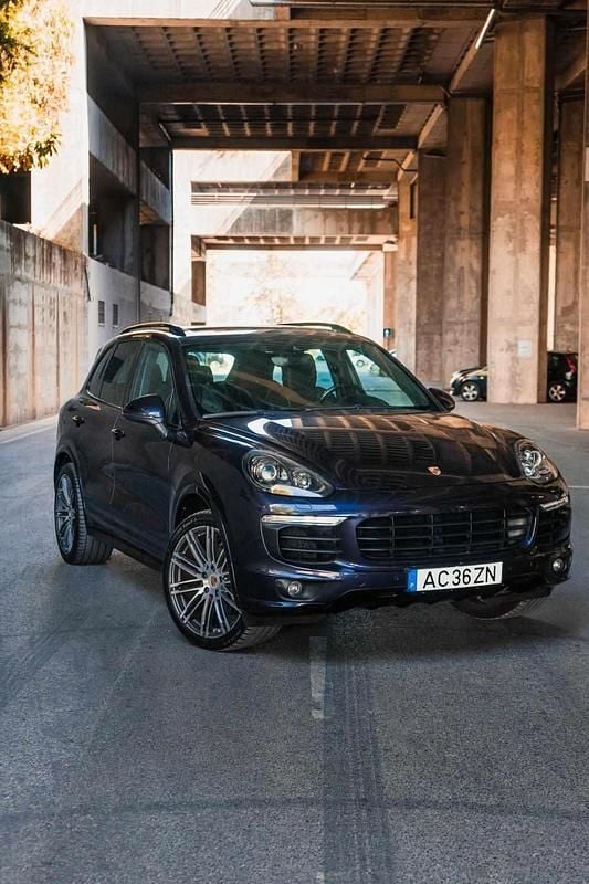 Azul Usado 2016 Porsche Cayenne S E-Hybrid SUV | € 49.950 (Preço justo) - Imagem 1/4