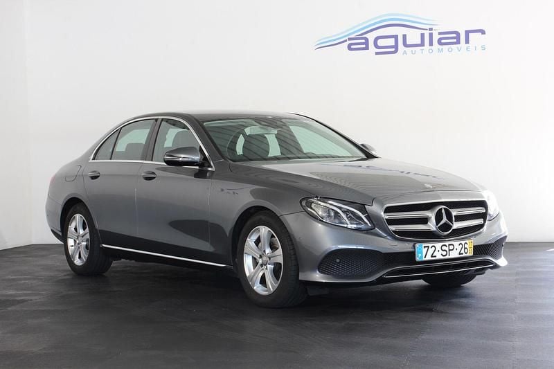 Cinza Usado 2017 Mercedes E220 Avantgarde Sedan | € 30.900 - Imagem 1/4