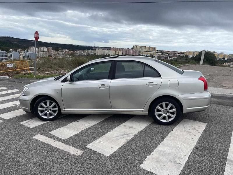 Cinzento Usado 2004 Toyota Avensis Citadino | € 5.000 - Imagem 1/4