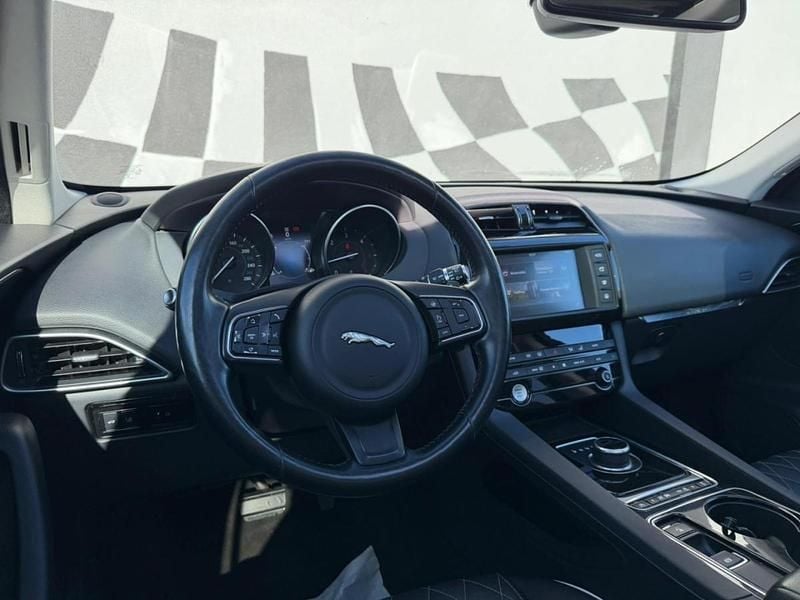 Usado Jaguar F-Pace Pure 180 HP (132 kW) 2017 Branco SUV