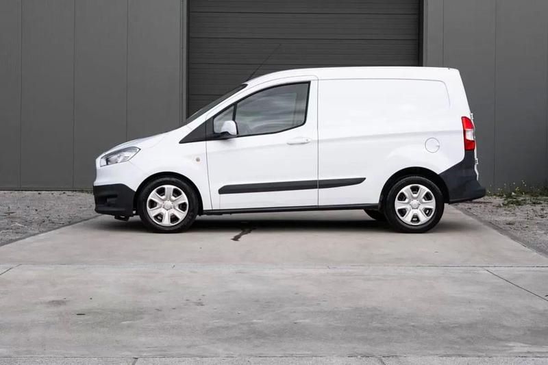 Usado Ford Courier 90 HP (66 kW) 2017 Branco Monovolume