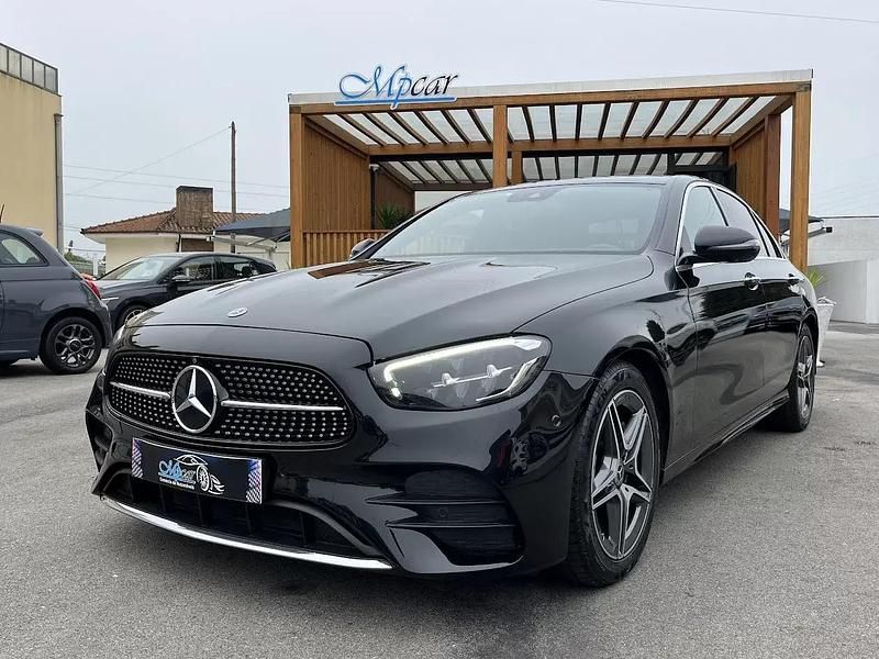 Azul Usado 2019 Mercedes E220 Avantgarde Sedan | € 39.950 - Imagem 1/4