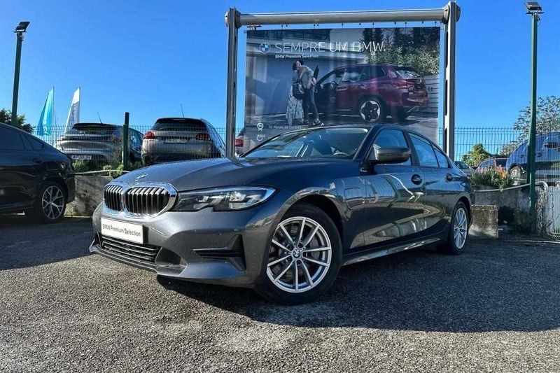 Cinzento Usado 2020 BMW 330e Advantage Sedan | € 31.990 (Preço justo) - Imagem 1/4