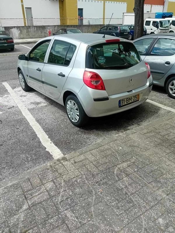 Cinzento Usado 2006 Renault Clio II Citadino | € 1.650 (Bom preço) - Imagem 1/4