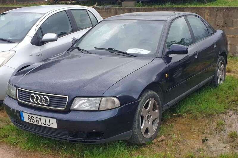 Azul Usado 1998 Audi A4 Sport Sedan | € 999 - Imagem 1/3