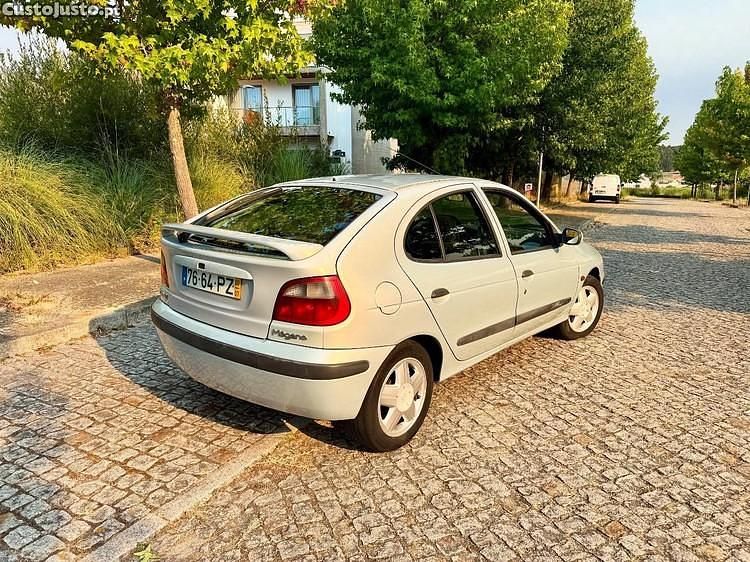 Cinza Usado 2000 Renault Mégane Sedan | € 1.250 - Imagem 1/1