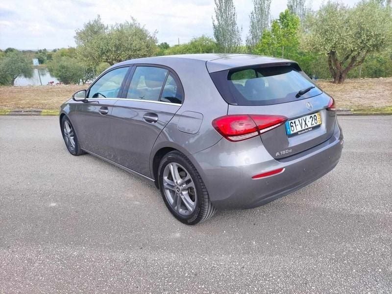 Usado Mercedes A180 116 HP (85 kW) 2019 Cinzento Citadino