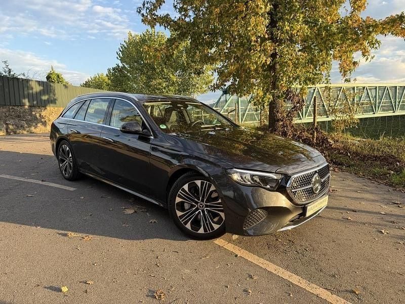 Cinza Usado 2025 Mercedes E300 Carrinha | € 55.990 (Super Preço) - Imagem 1/4