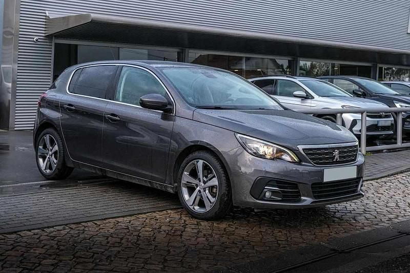 Cinzento Usado 2018 Peugeot 308 Allure Citadino | € 12.900 (Preço justo) - Imagem 1/4