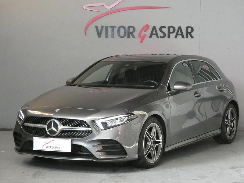 Cinza Usado 2023 Mercedes A180 AMG line Sedan | € 31.990 - Imagem 1/4