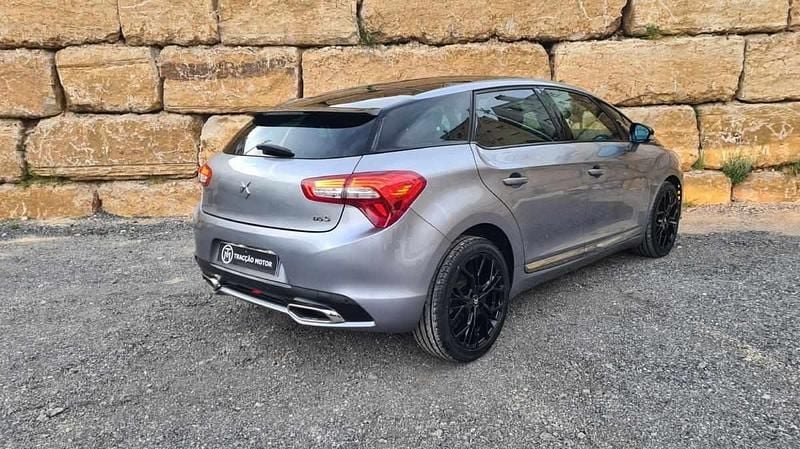 Usado DS Automobiles DS5 Be Chic 120 HP (88 kW) 2018 Cinzento (metalizado) Citadino