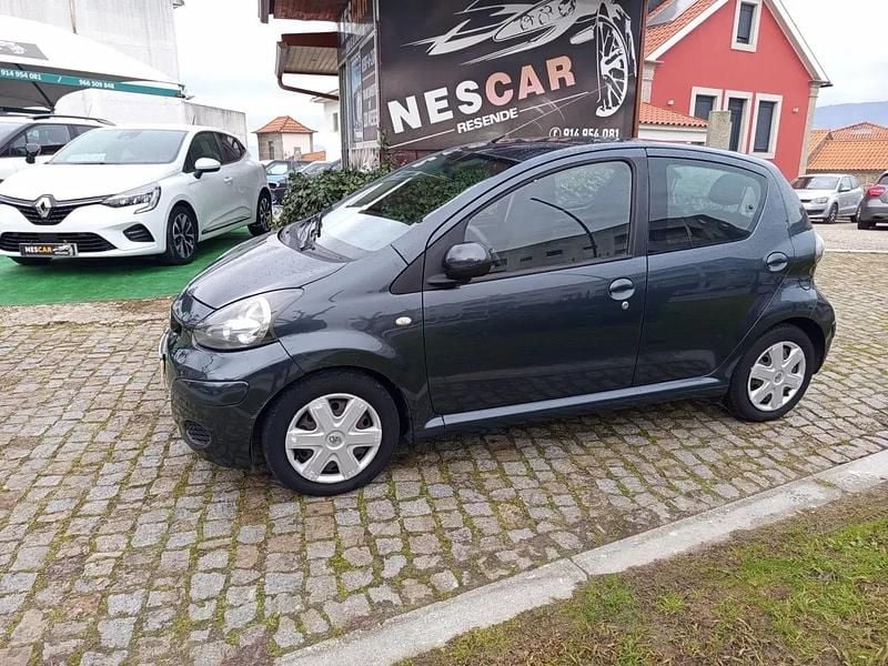 Usado Toyota Aygo 68 HP (50 kW) 2009 Cinzento Citadino