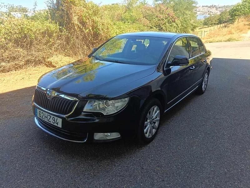 Preto Usado 2009 Skoda Superb Citadino | € 6.700 - Imagem 1/4