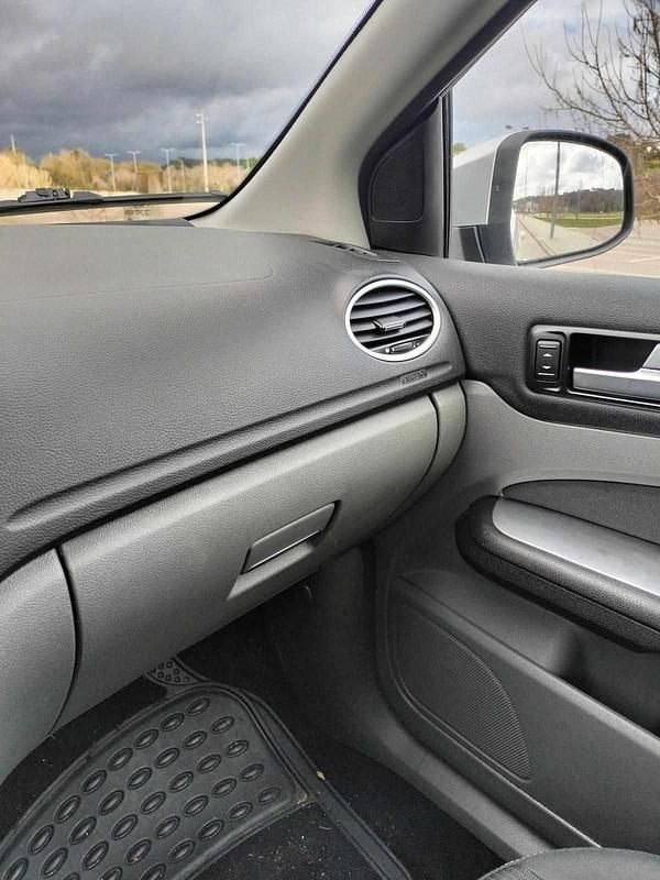 Usado Ford Focus 109 HP (80 kW) 2008 Cinzento Citadino