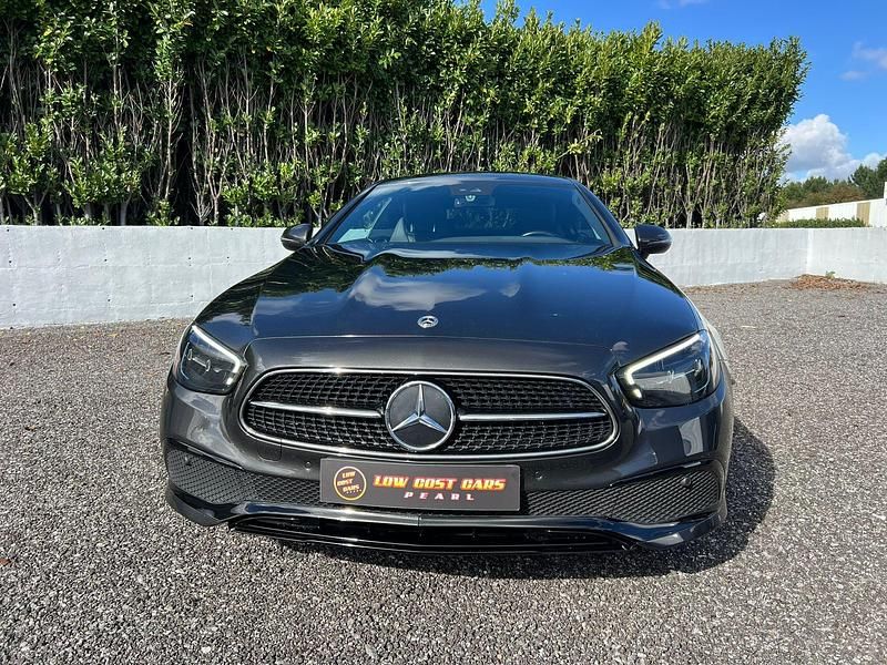 Cinza Usado 2021 Mercedes E220 Coupé | € 49.990 - Imagem 1/4