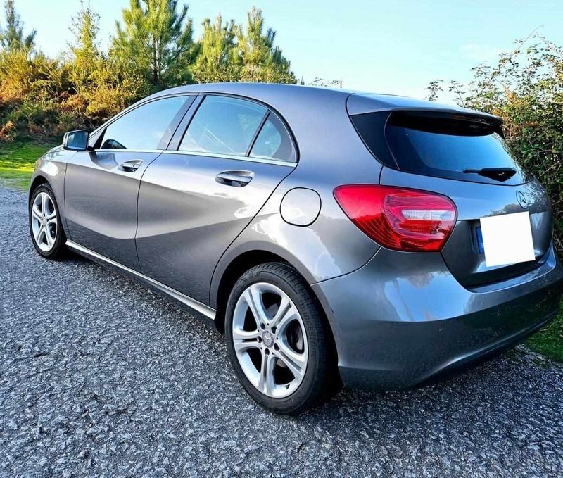 Cinzento Usado 2015 Mercedes A180 Citadino | € 14.800 (Preço justo) - Imagem 1/4