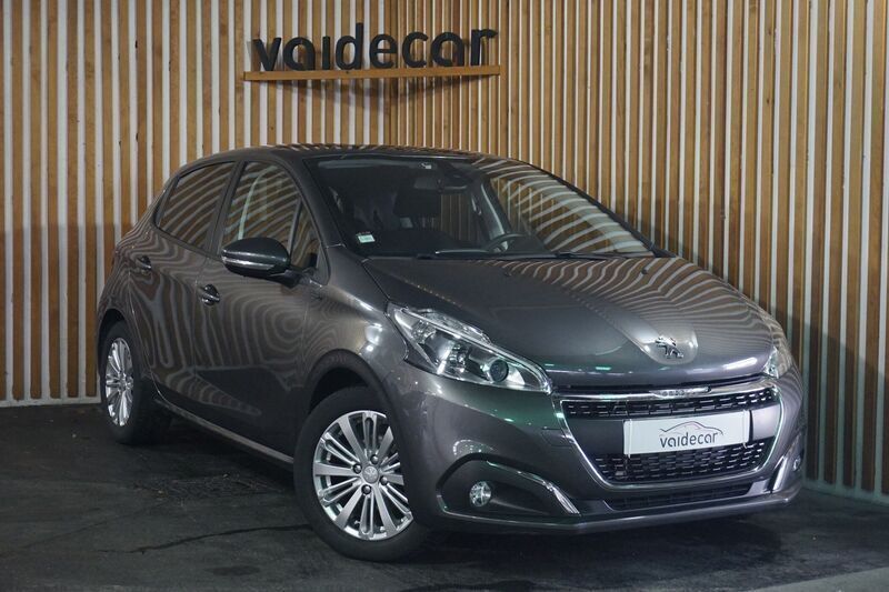 Cinza Usado 2018 Peugeot 208 Signature Sky Citadino | € 11.250 (Preço justo) - Imagem 1/4