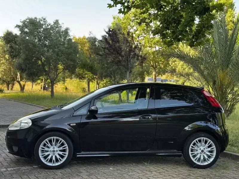 Usado Fiat Grande Punto Sport 90 HP (66 kW) 2008 Preto Citadino