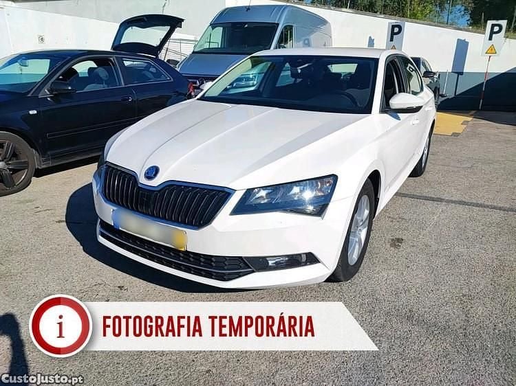 Branco Usado 2019 Skoda Superb Ambition Sedan | € 18.880 - Imagem 1/1