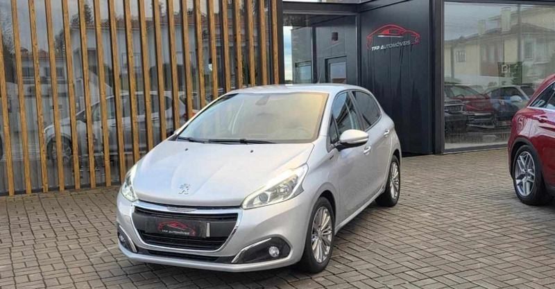 Cinzento Usado 2018 Peugeot 208 Citadino | € 11.900 (Preço justo) - Imagem 1/4