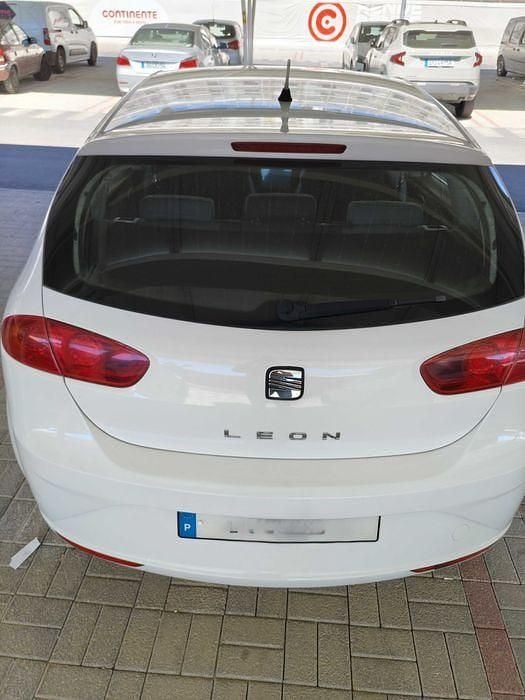 Usado Seat Leon 105 HP (77 kW) 2010 Branco Sedan
