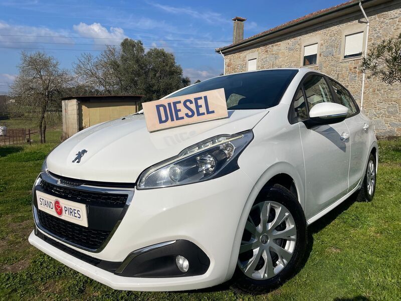 Branco Usado 2019 Peugeot 208 Active Citadino | € 12.200 (Bom preço) - Imagem 1/4