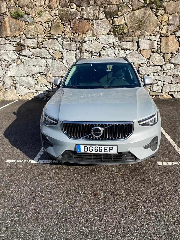Cinzento Usado 2023 Volvo XC40 SUV | € 34.000 (Preço justo) - Imagem 1/4