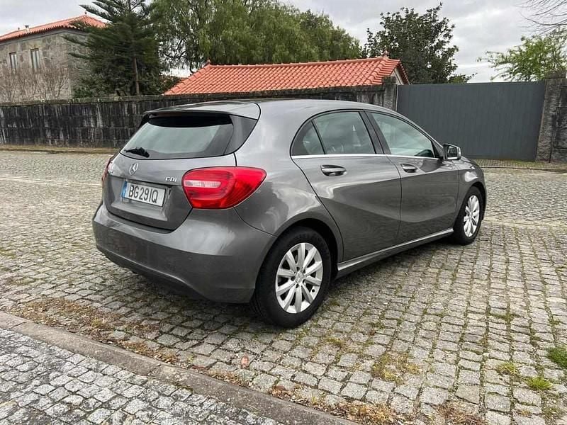 Cinzento Usado 2012 Mercedes A180 Citadino | € 13.500 (Preço justo) - Imagem 1/4
