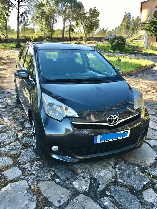 Usado 2011 Toyota Verso-S Monovolume | € 8.250 - Imagem 1/4
