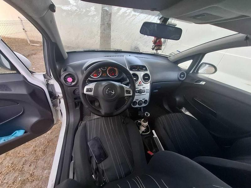 Usado 2008 Opel Corsa Sedan | € 3.500 (Preço elevado) - Imagem 1/4