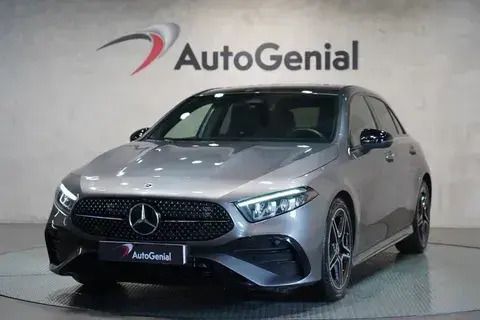 Cinza Usado 2023 Mercedes A200 AMG line Citadino | € 35.990 (Caro) - Imagem 1/4