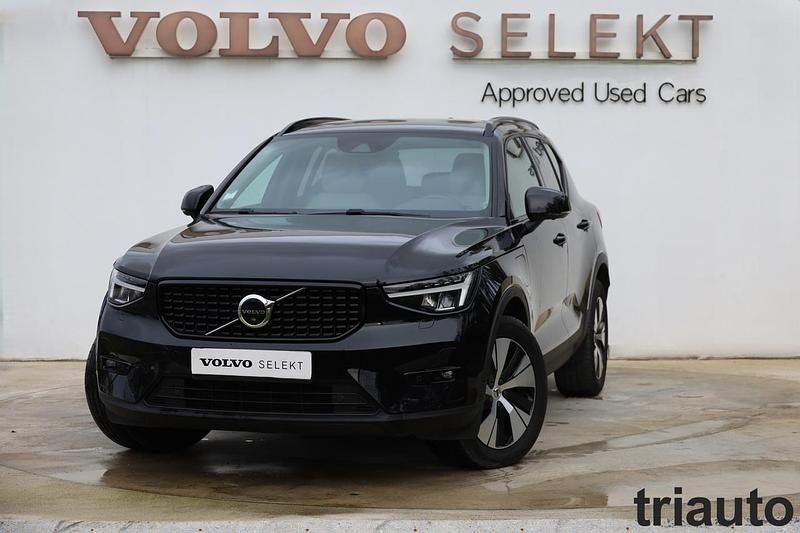 Cinza vapour Usado 2023 Volvo XC40 Plus SUV | € 42.200 - Imagem 1/4