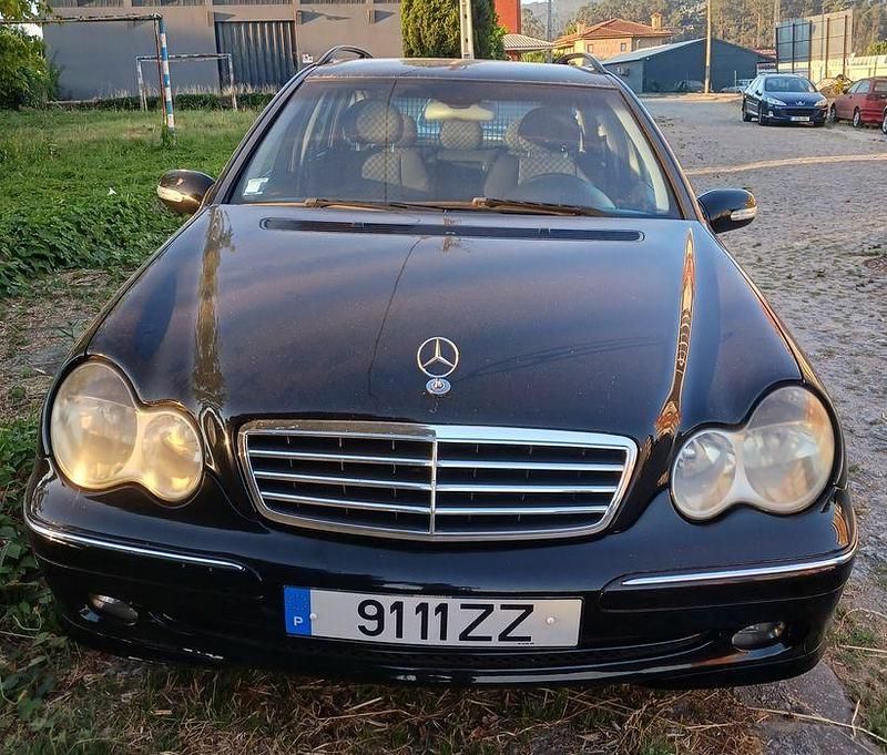 Usado 2003 Mercedes 220 Sedan | € 3.650 - Imagem 1/4