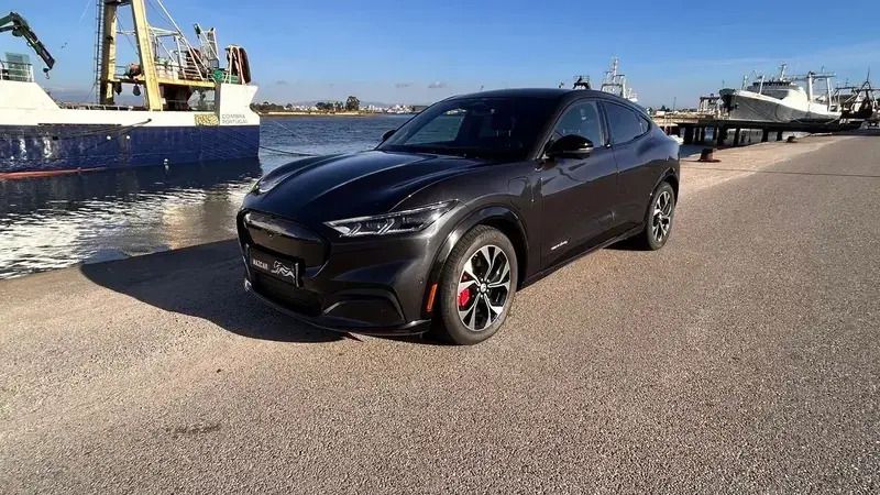 Cinzento Usado 2022 Ford Mustang Mach-E SUV | € 36.500 (Bom preço) - Imagem 1/4