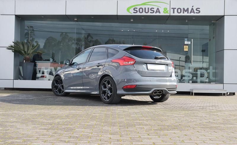 Usado Ford Focus ST 185 HP (136 kW) 2015 Cinzento