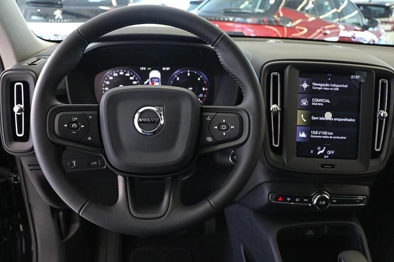 Preto Usado 2024 Volvo XC40 Core SUV | € 34.500 (Preço justo) - Imagem 1/4