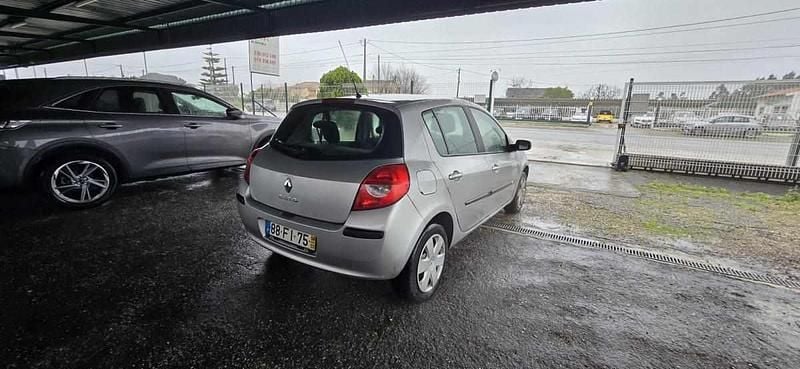Usado Renault Clio II 68 HP (50 kW) 2008 Cinzento Citadino