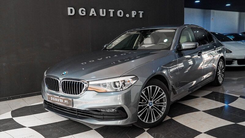 Cinzento Usado 2019 BMW 530e iPerformance Sedan | € 29.990 (Preço justo) - Imagem 1/4