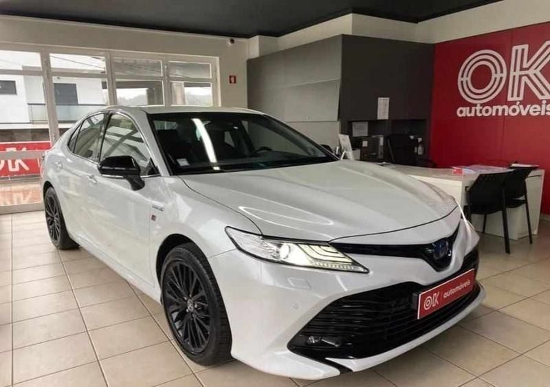 Branco Usado 2020 Toyota Camry Luxury Sedan | € 34.490 - Imagem 1/4