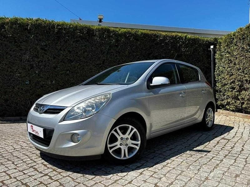 Cinza Usado 2011 Hyundai i20 Classic | € 6.490 - Imagem 1/4