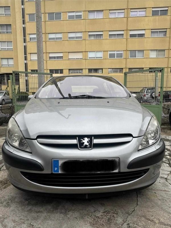 Cinzento Usado 2002 Peugeot 307 Citadino | € 3.250 (Preço justo) - Imagem 1/4