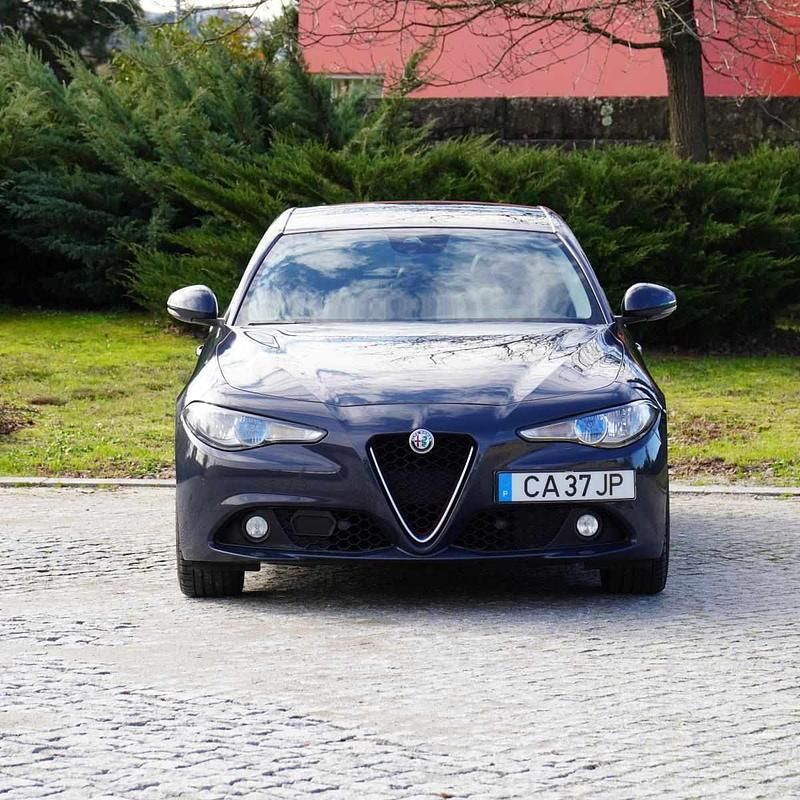 Usado Alfa Romeo Giulia 150 HP (110 kW) 2017 Cinzento Sedan