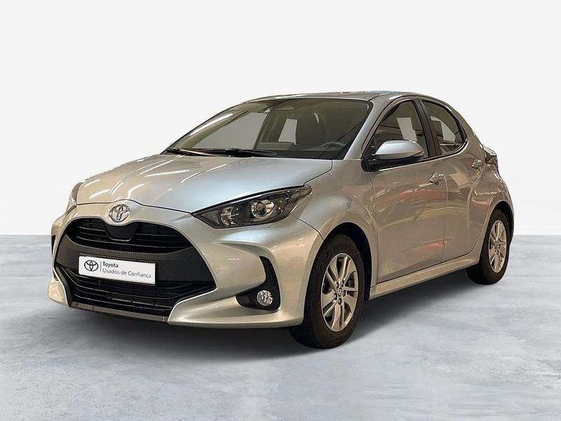 Usado Toyota Yaris Comfort 92 HP (67 kW) 2025 Cinza (pintura metalizada) Sedan